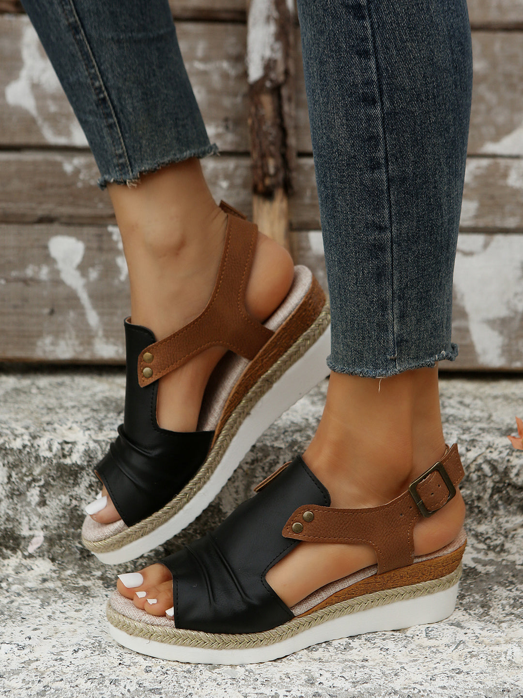 Dame wedge-sandaler med moderne åbne remme og komfortabel platformsål Stilla