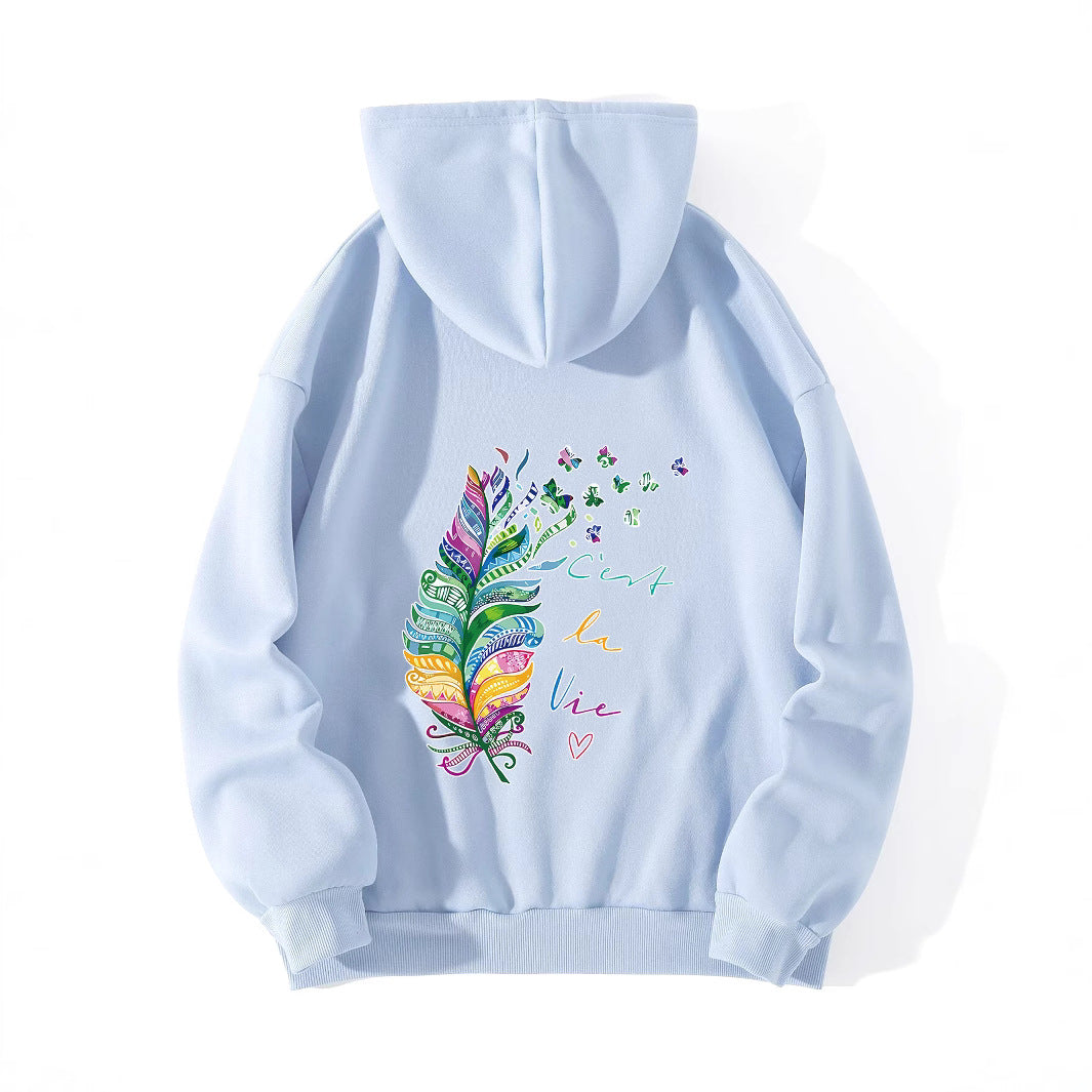 Kvinders casual hoodie med farverigt fjerdesign og inspirerende tekst Stilla
