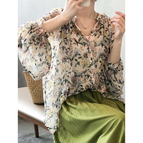 Dame luftig bluse med blomstret design og raffineret knaplukning Stilla