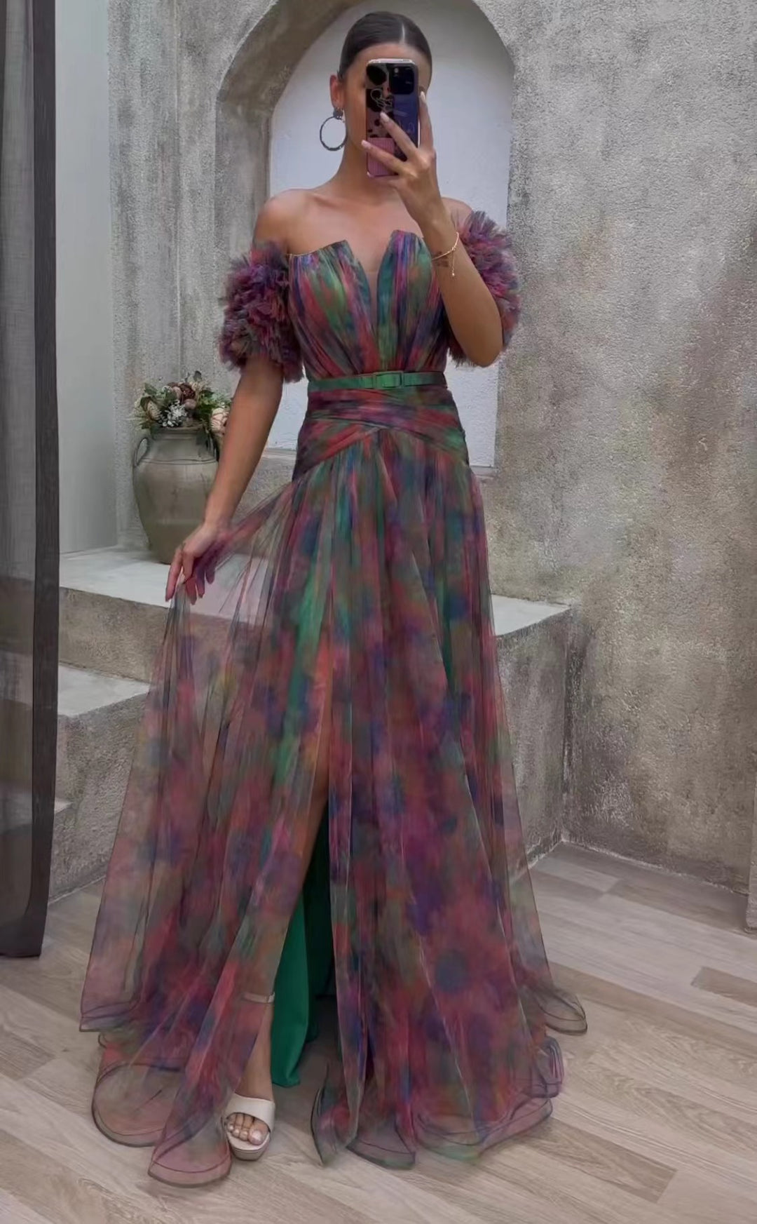Dame Elegant Maxi Kjole med Off-Shoulder Design og Farverige Flæse Detaljer