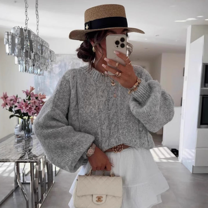 Kvinders chunky strik sweater med voluminøse ærmer og kabelmønster Stilla