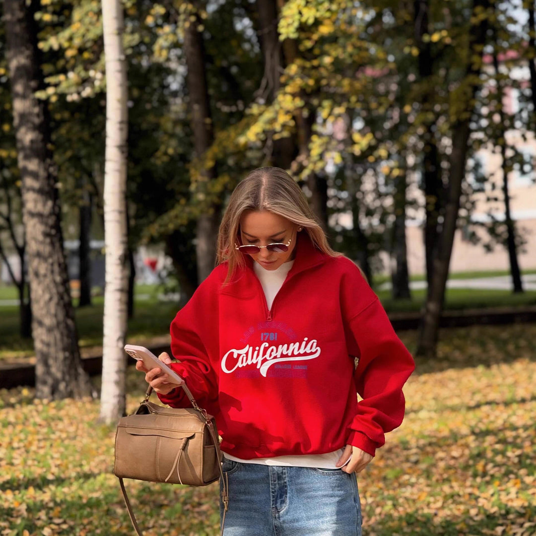 Kvinders hyggelige zip hoodie med fed grafisk print og højt krave Stilla