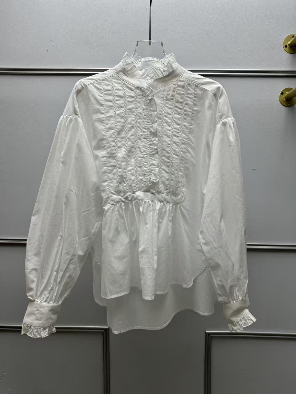 Damebluse med fine volants detaljer og elegante broderier Stilla
