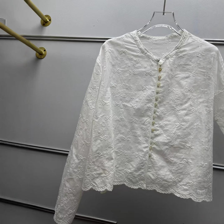 Damebroderet bluse med fine detaljer og elegante puffærmer Stilla