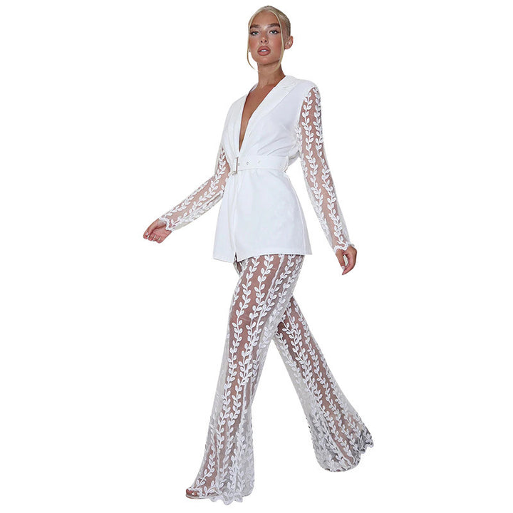 Dame jumpsuit med elegant blondeovertræk og figursyet design Stilla