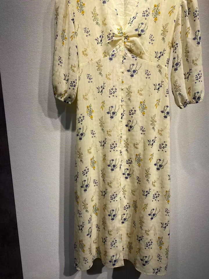 Dame sommerkjole med feminine flæse detaljer og fint blomstermønster Stilla