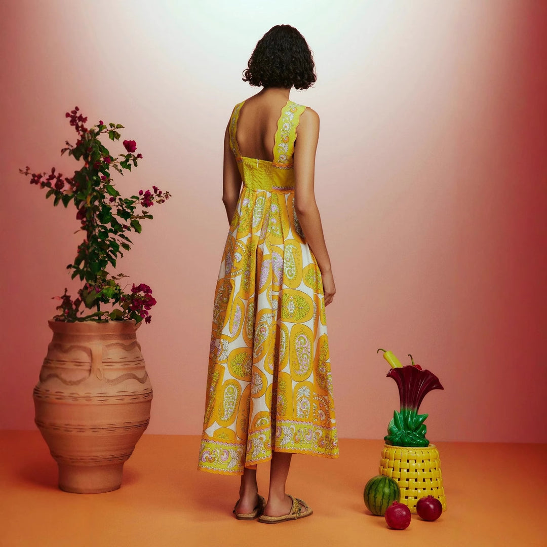 Kvinders maxikjole med blomsterprint og chic flæse-design Stilla