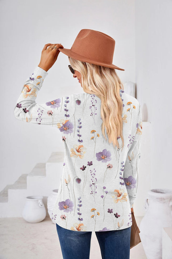 Damebluse med blomsterprint og knapdetaljer Stilla