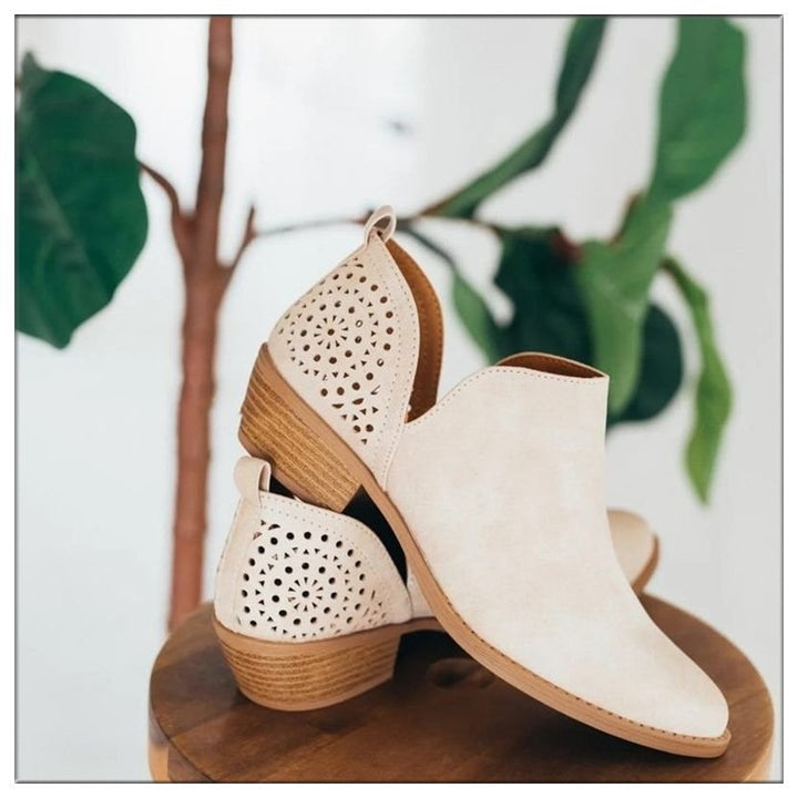 Dame Ankelstøvler med perforeret overdel og trendy design Stilla