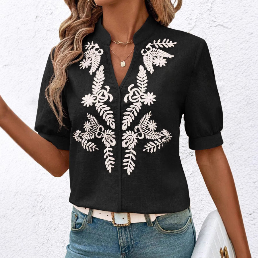 Damebluse med elegant floral broderidesign Stilla