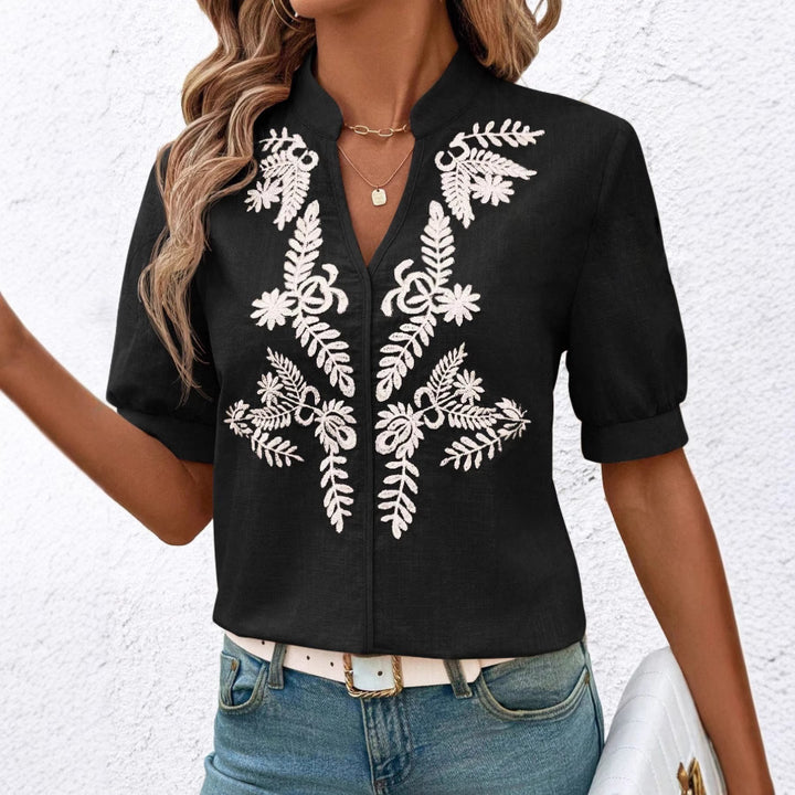 Damebluse med elegant floral broderidesign Stilla