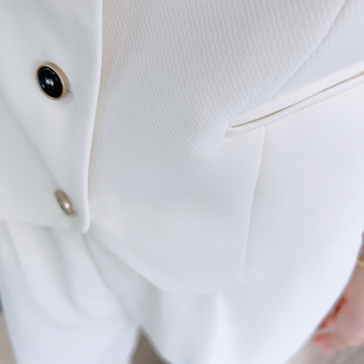 Damevest med smalt snit og elegante knapdetaljer Stilla