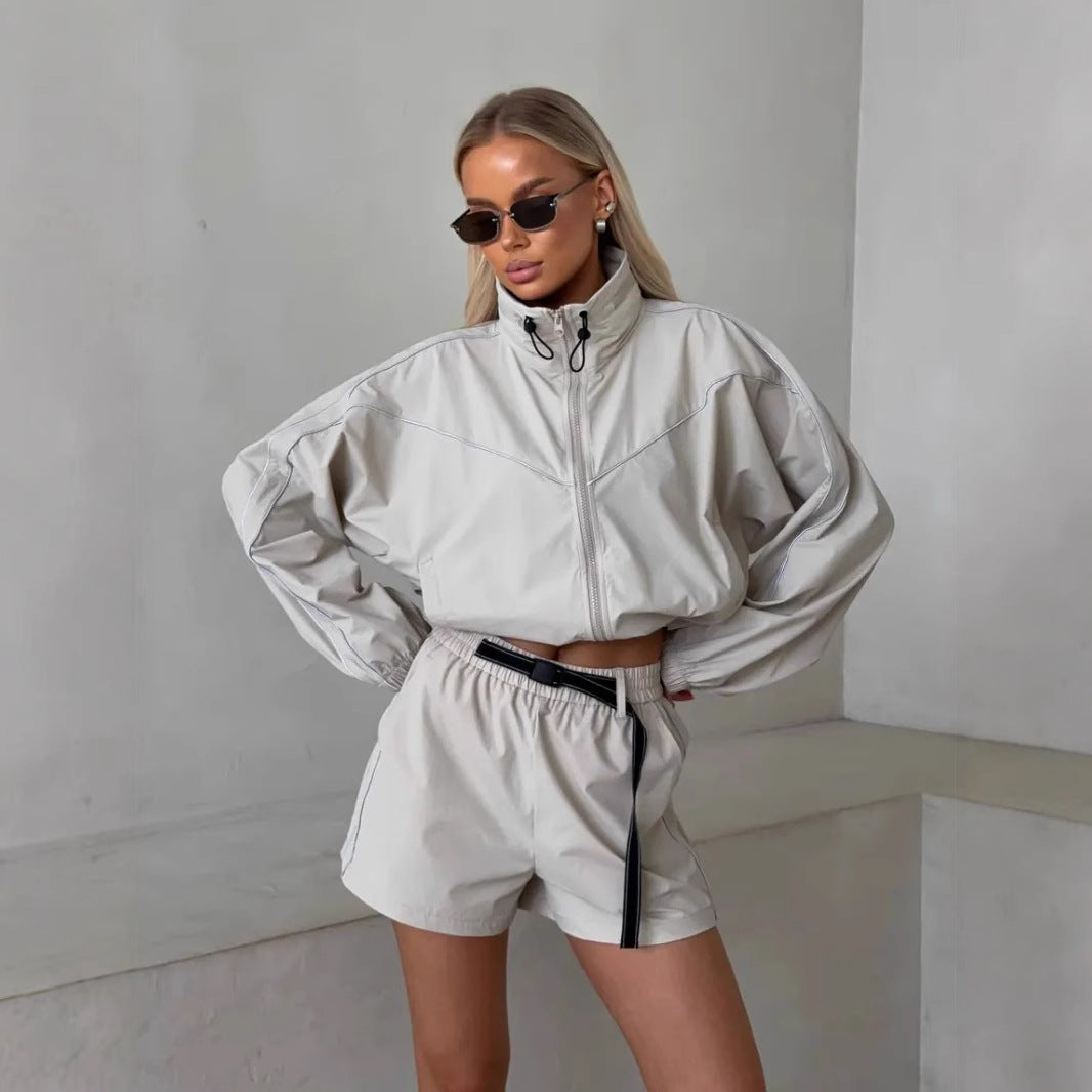 Kvindernes sporty jakke med shorts i moderne udendørs stil Skovae