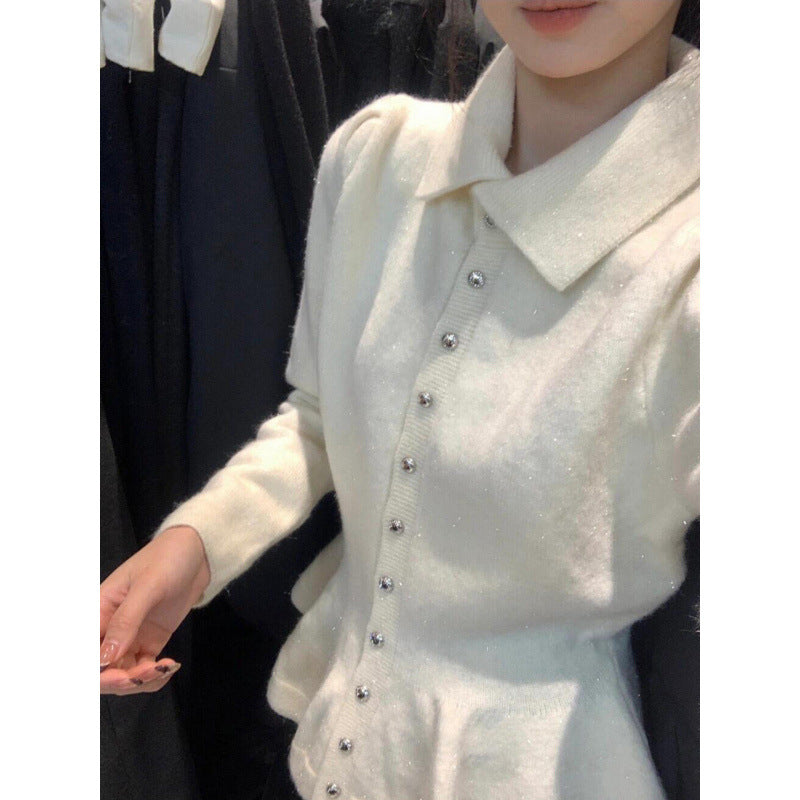 Kvinders peplum-top lavet af blødt strik med elegante knapper Stilla