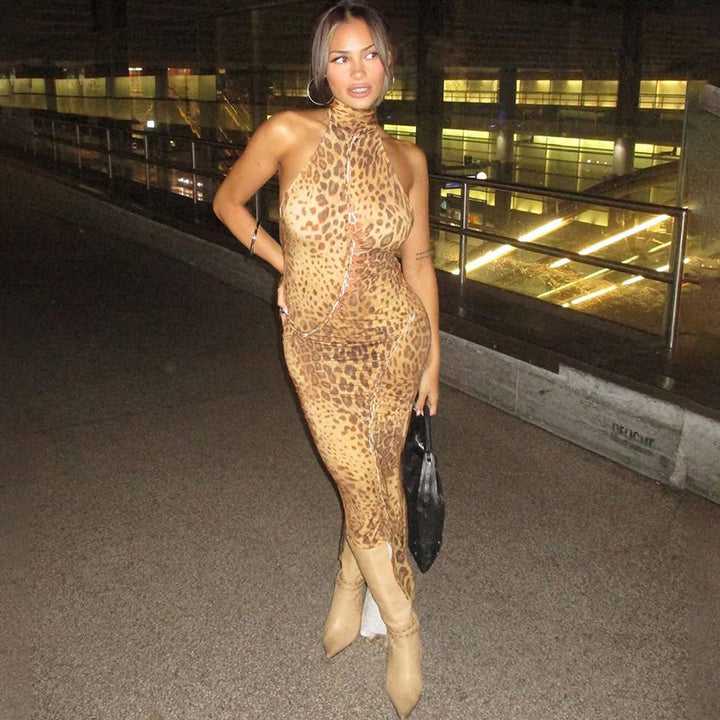 Dame maxikjole med asymmetrisk snit og elegant leopardmønster Stilla