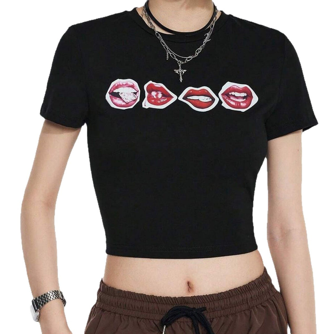 Dame Crop-T-shirt med kreativ læbe motiv og tætsiddende snit Skovae