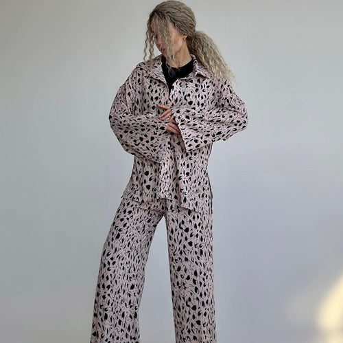 Dame afslappet pyjamasæt med moderne bladmønstre og bred pasform Stilla