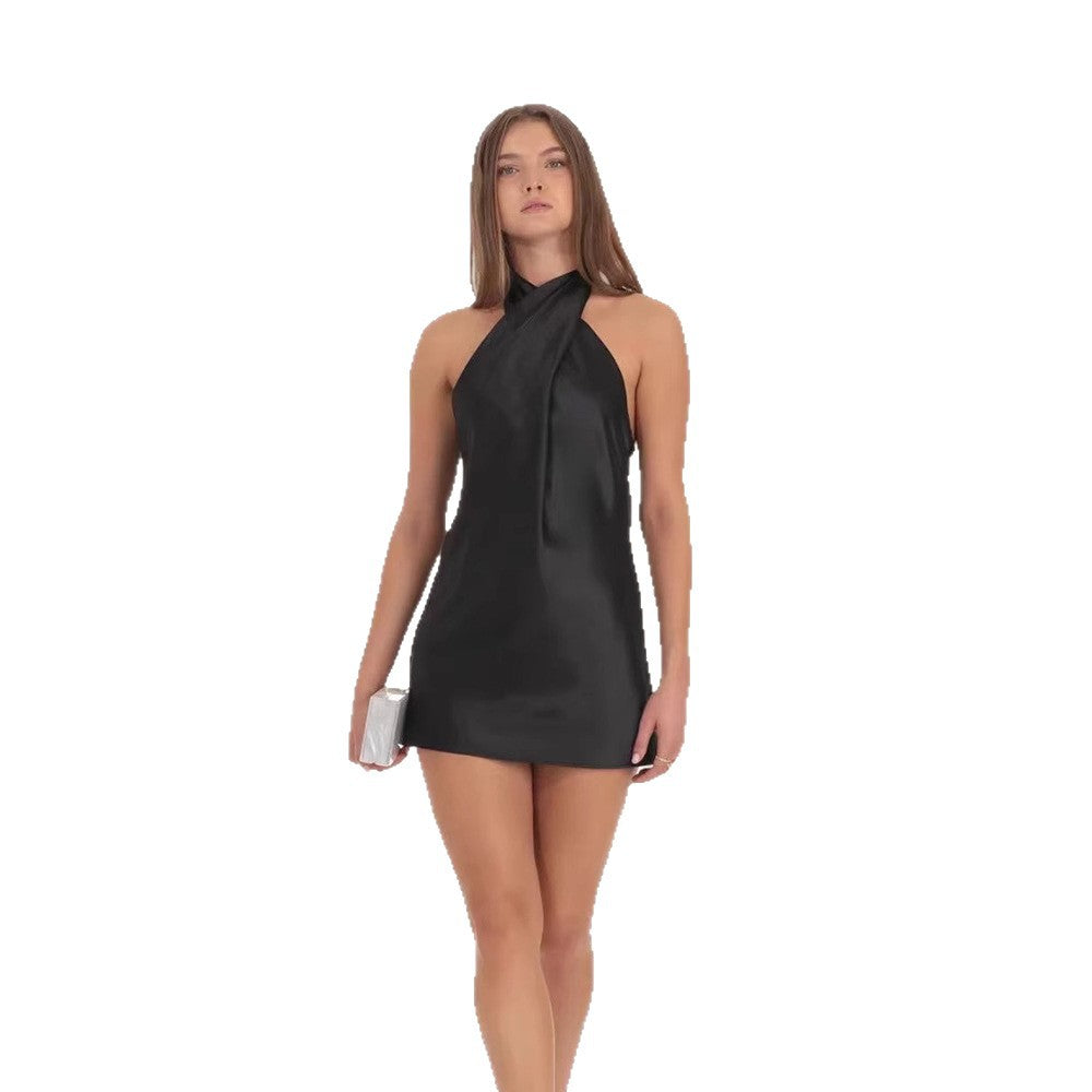 Kvindernes halterneck kjole med et flydende skørt og elegant knudedesign