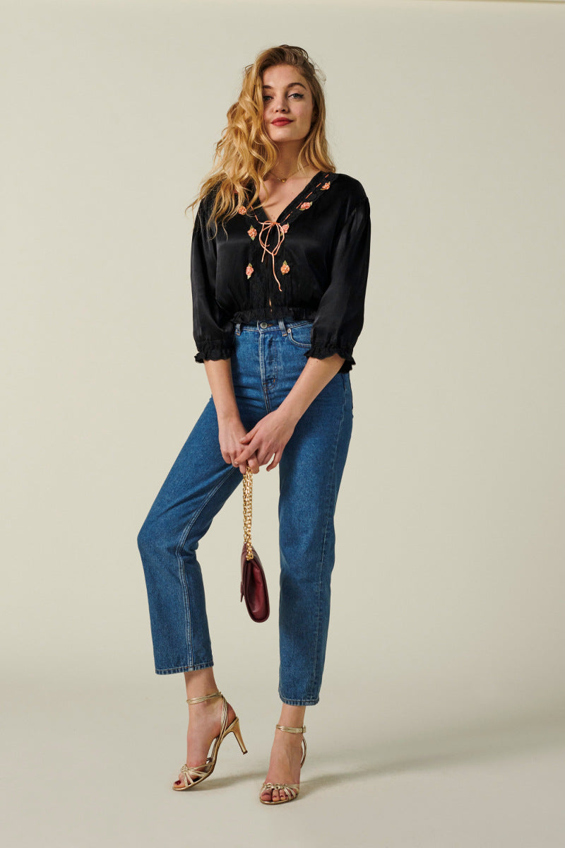 Dame elegant satinbluse med florale pynt Stilla