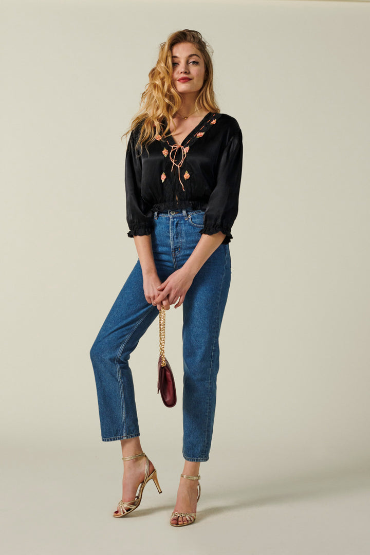 Dame elegant satinbluse med florale pynt Stilla