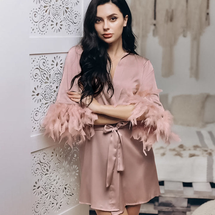 Damer Satin-nattøj med elegante fjerdetaljer Stilla