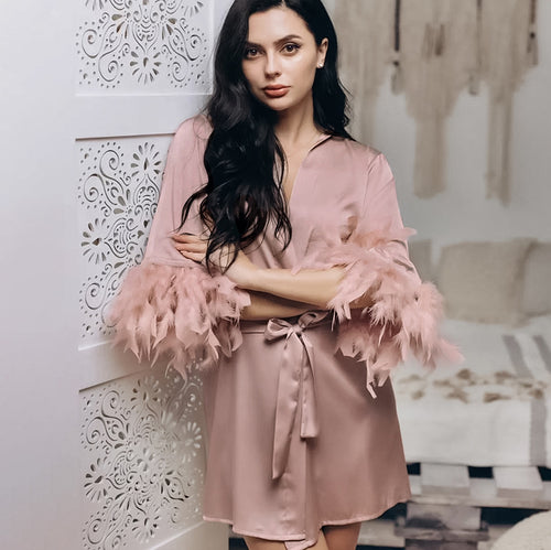 Damer Satin-nattøj med elegante fjerdetaljer Stilla