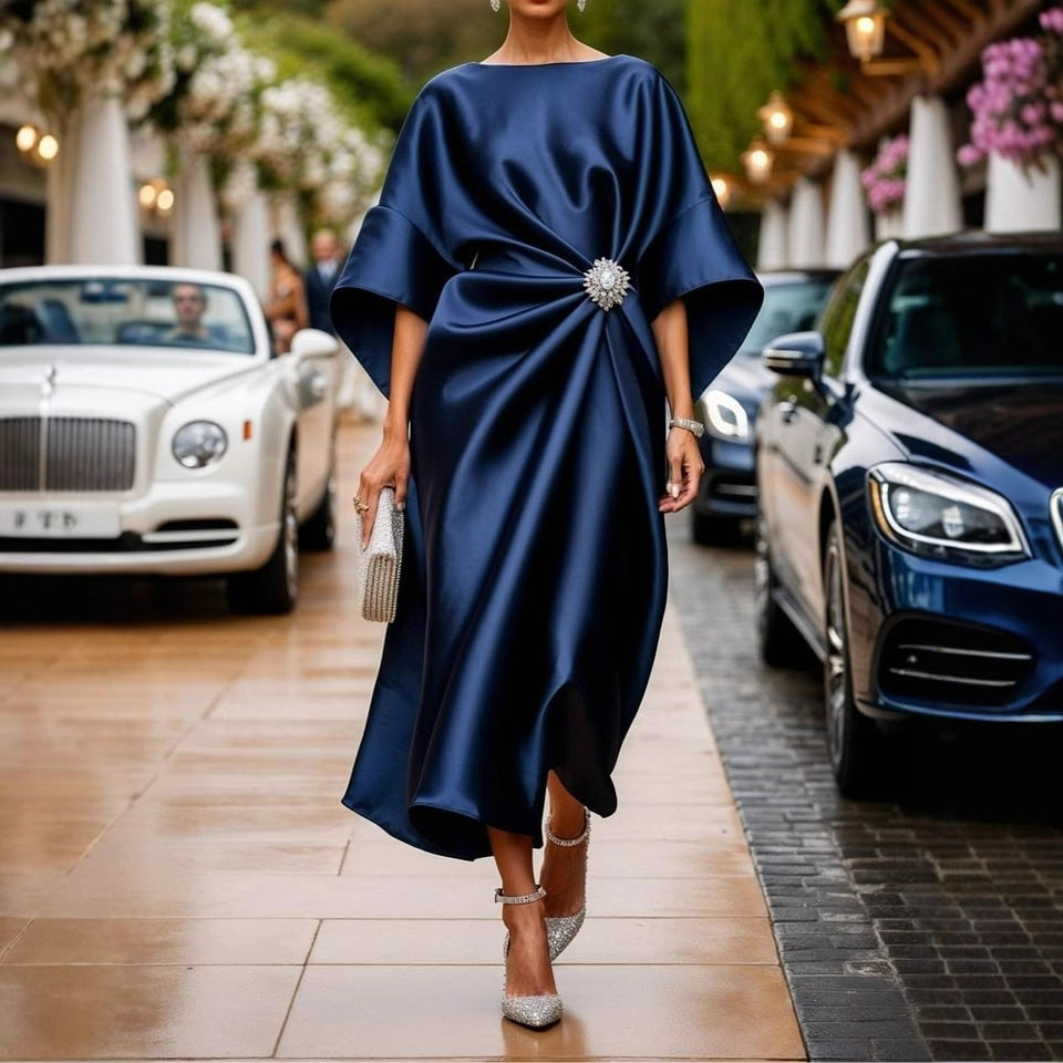 Dame nan elegant satin kaftan midikjole med kimonoærmer, sidelæg og dekorativ broche skovae