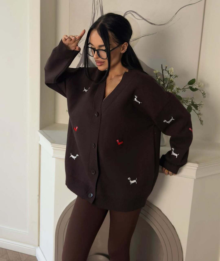 Kvinders chunky strikket cardigan med elegant knaplukning og legende broderidetaljer Stilla