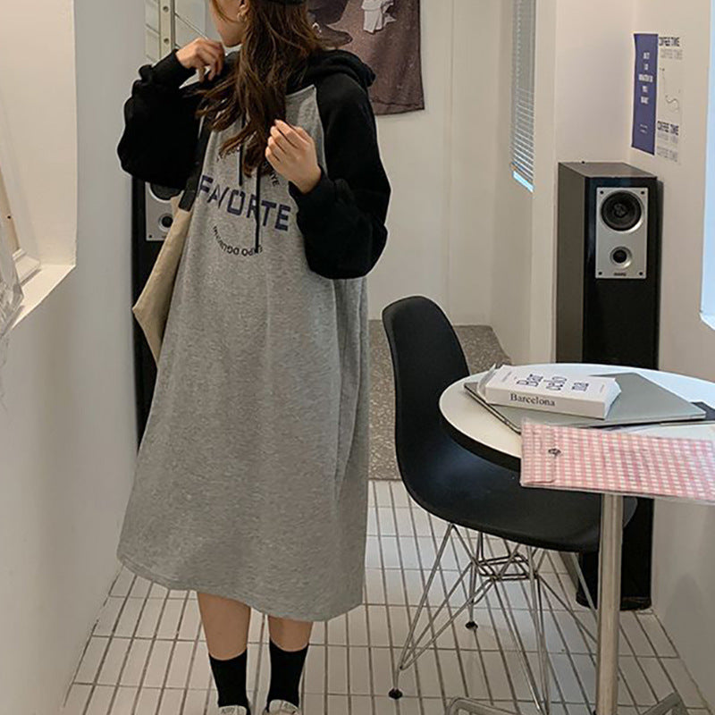 Kvinders hættetrøje kjole i afslappet oversized stil med grafisk print og sidelommer