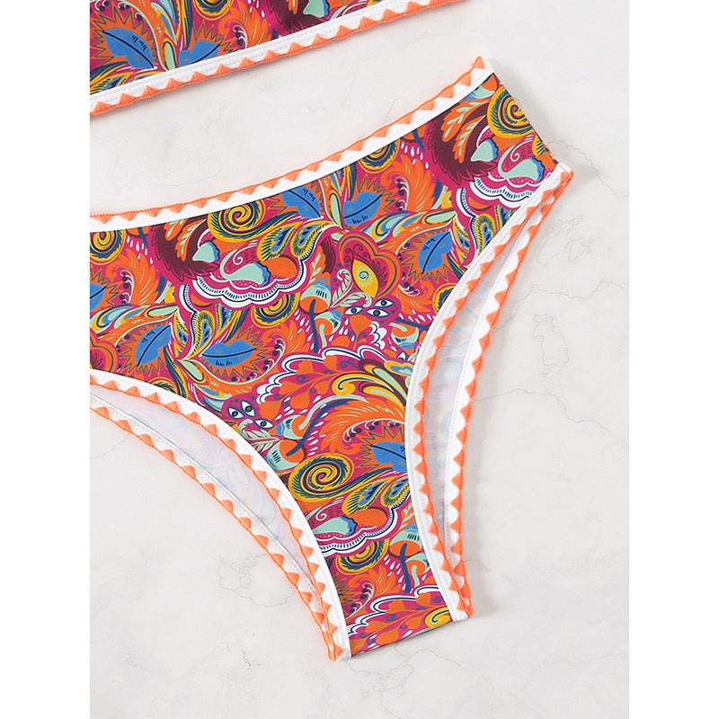 Dame Bandeau-bikini med farverigt psykedelisk design og elegante flæser Skovae