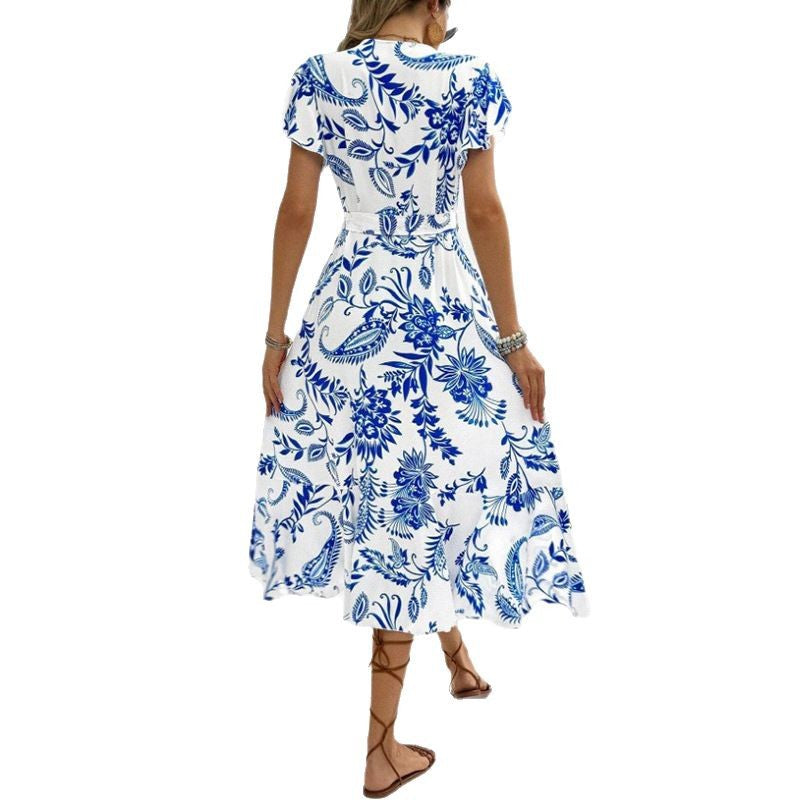 Dame vikledress med floralt design og flydende snit Stilla