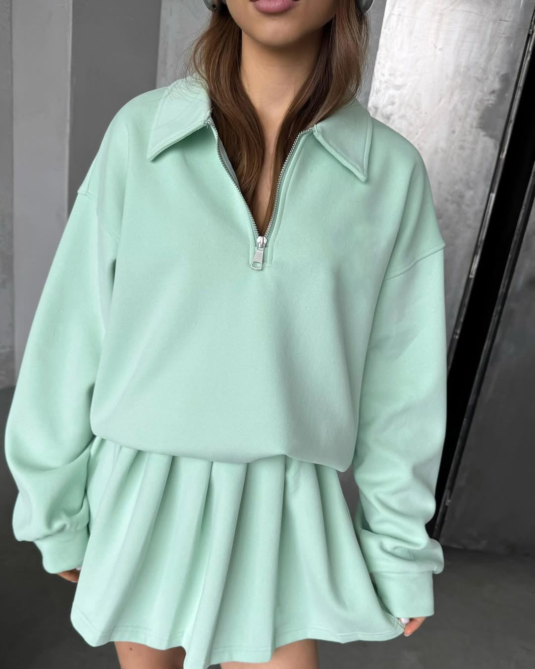 Dame sporty oversized pullover med kort lynlås og ribbede detaljer Skovae