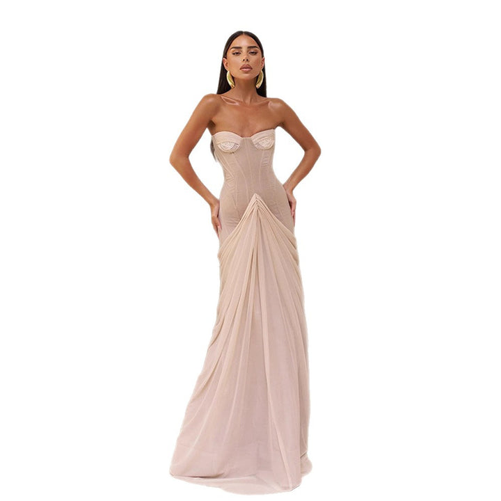 Dame cocktailkjole med strapless design og elegant draperingsdetalje Stilla