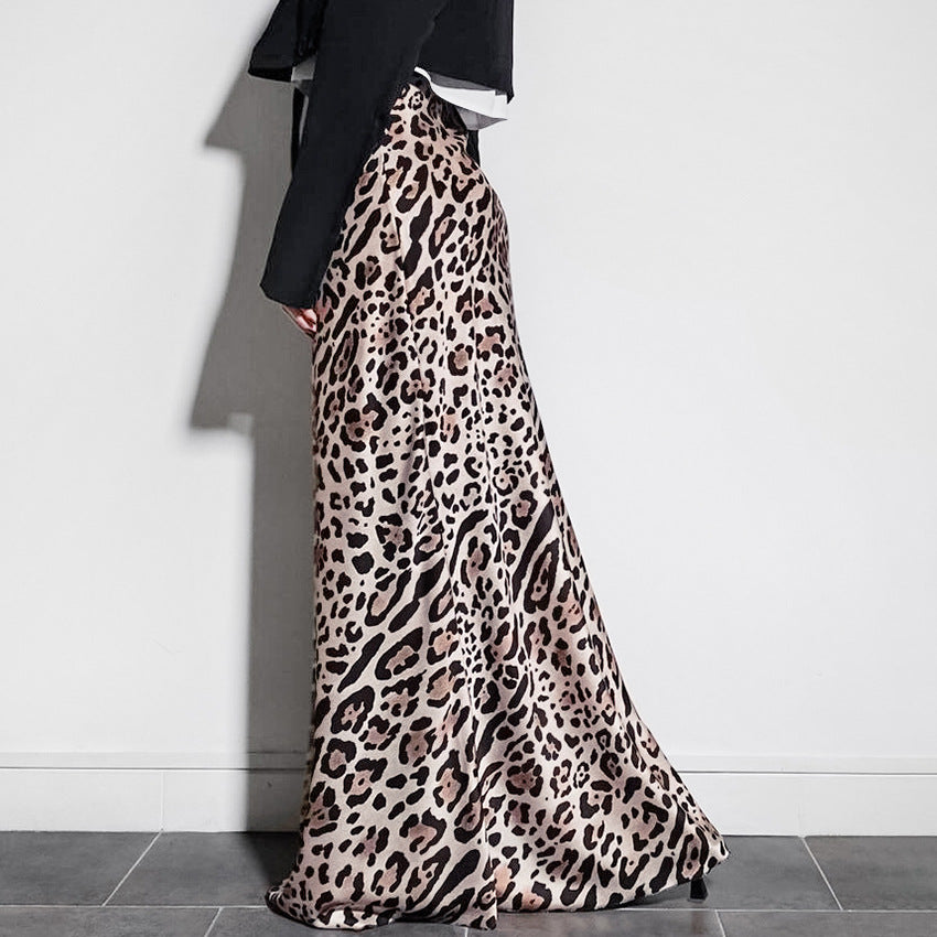 Dame Maxikjole med elegant leopardmønster og svingende kant Stilla