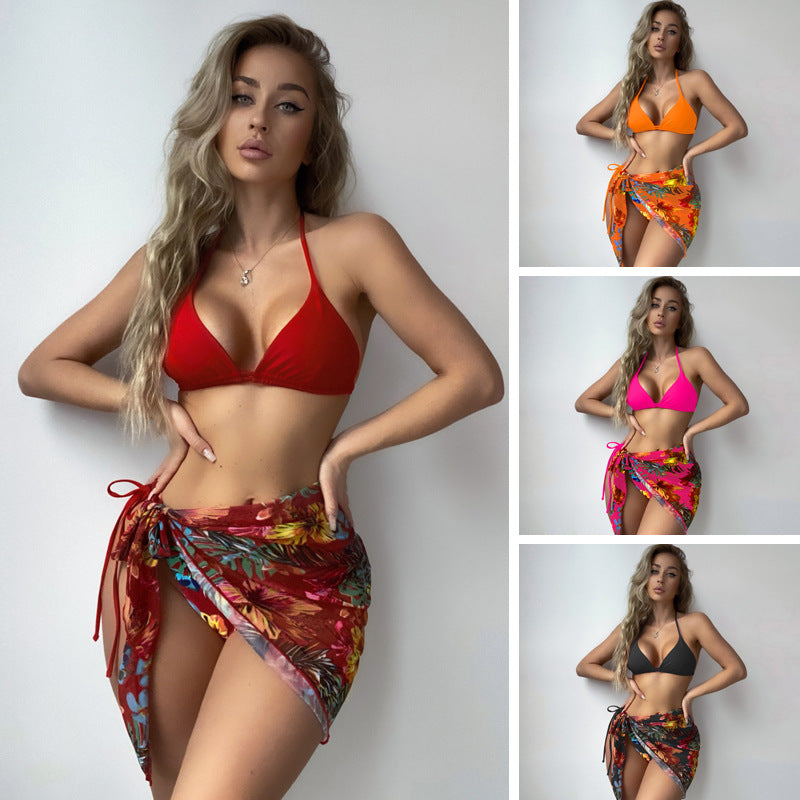 Dame triangel-bikini med mode indpakning nederdel og farverigt blomster mønster Stilla