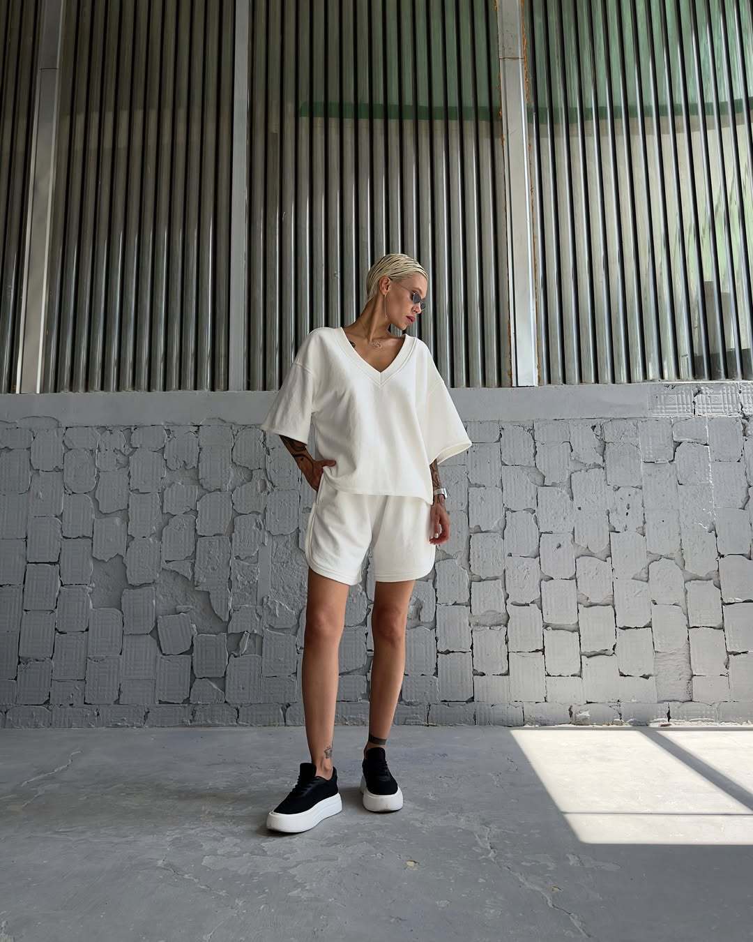 Kvinders sporty fritidssæt med bred V-hals og løst fit