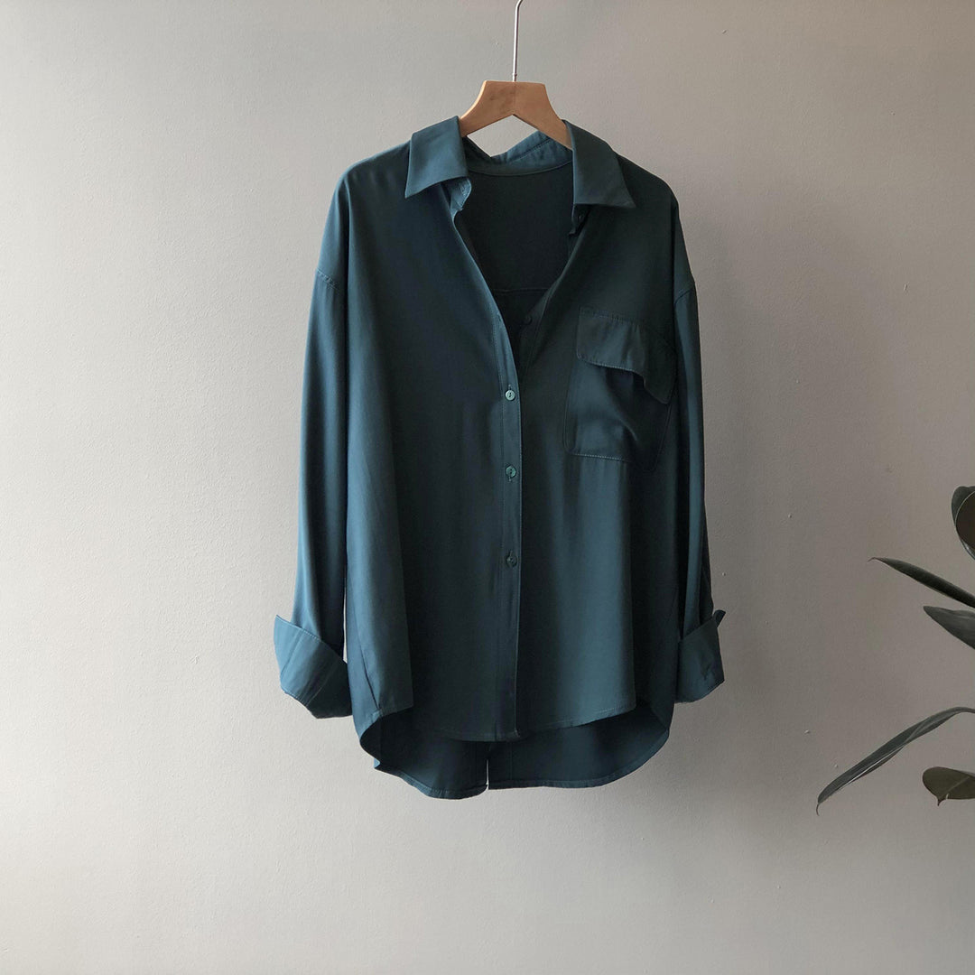 Dame satin bluse med minimalistiske detaljer og praktisk brystlomme Stilla