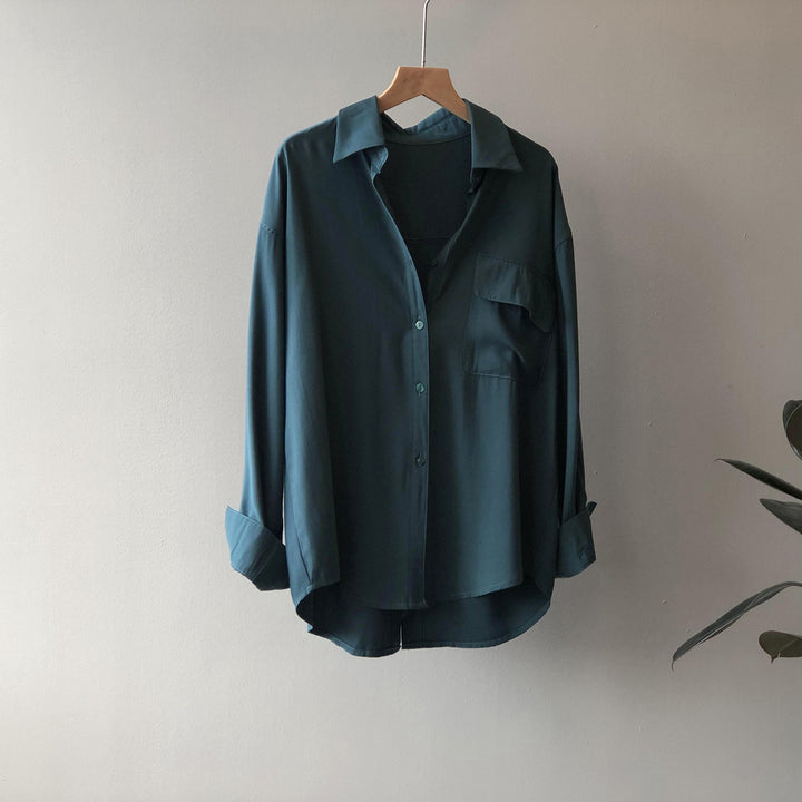 Dame satin bluse med minimalistiske detaljer og praktisk brystlomme Stilla