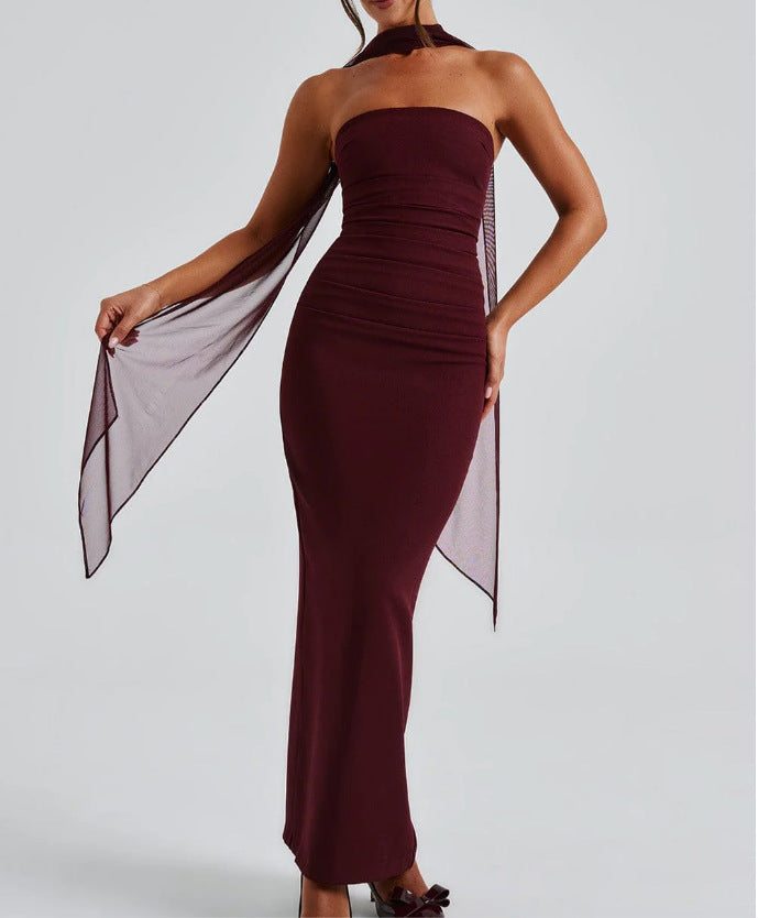 Kvinders lange aftenkjole med elegant off-shoulder design og bløde ruffles