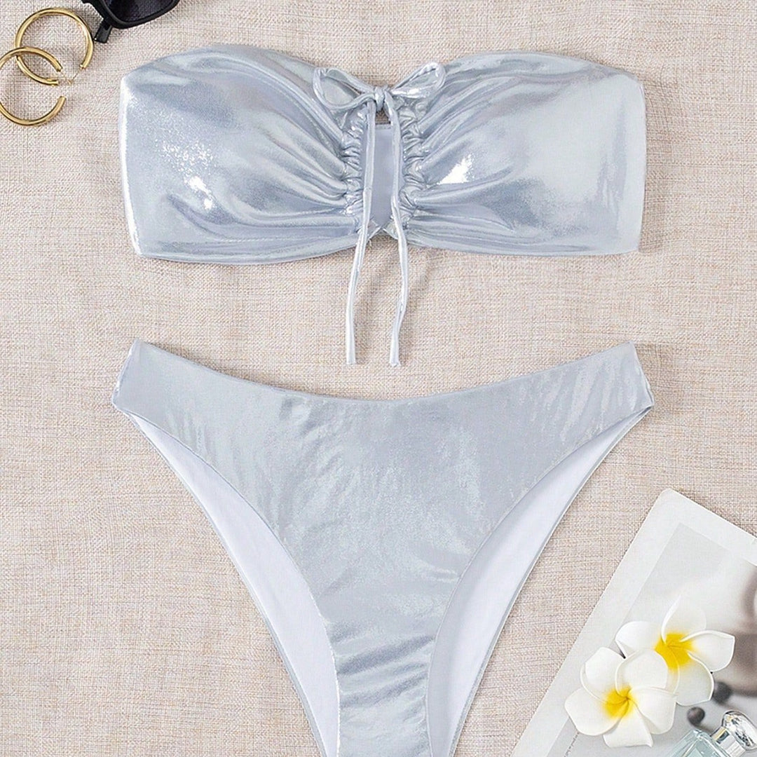 Dame Bandeau-bikini med skinnende top og høj benudskæring Skovae
