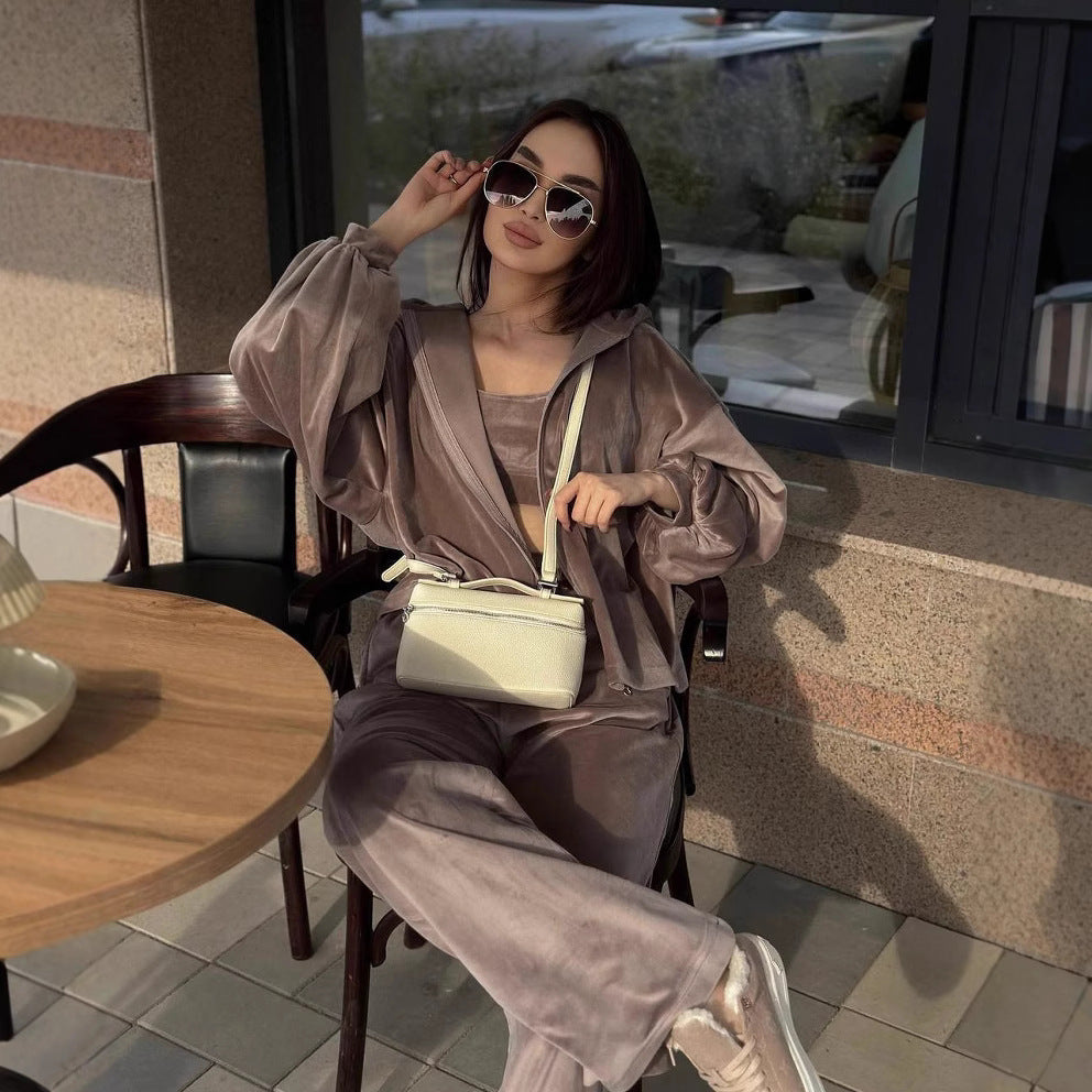Kvinders stilfulde fløjl loungewear sæt med cropped top og behagelige bukser Skovae