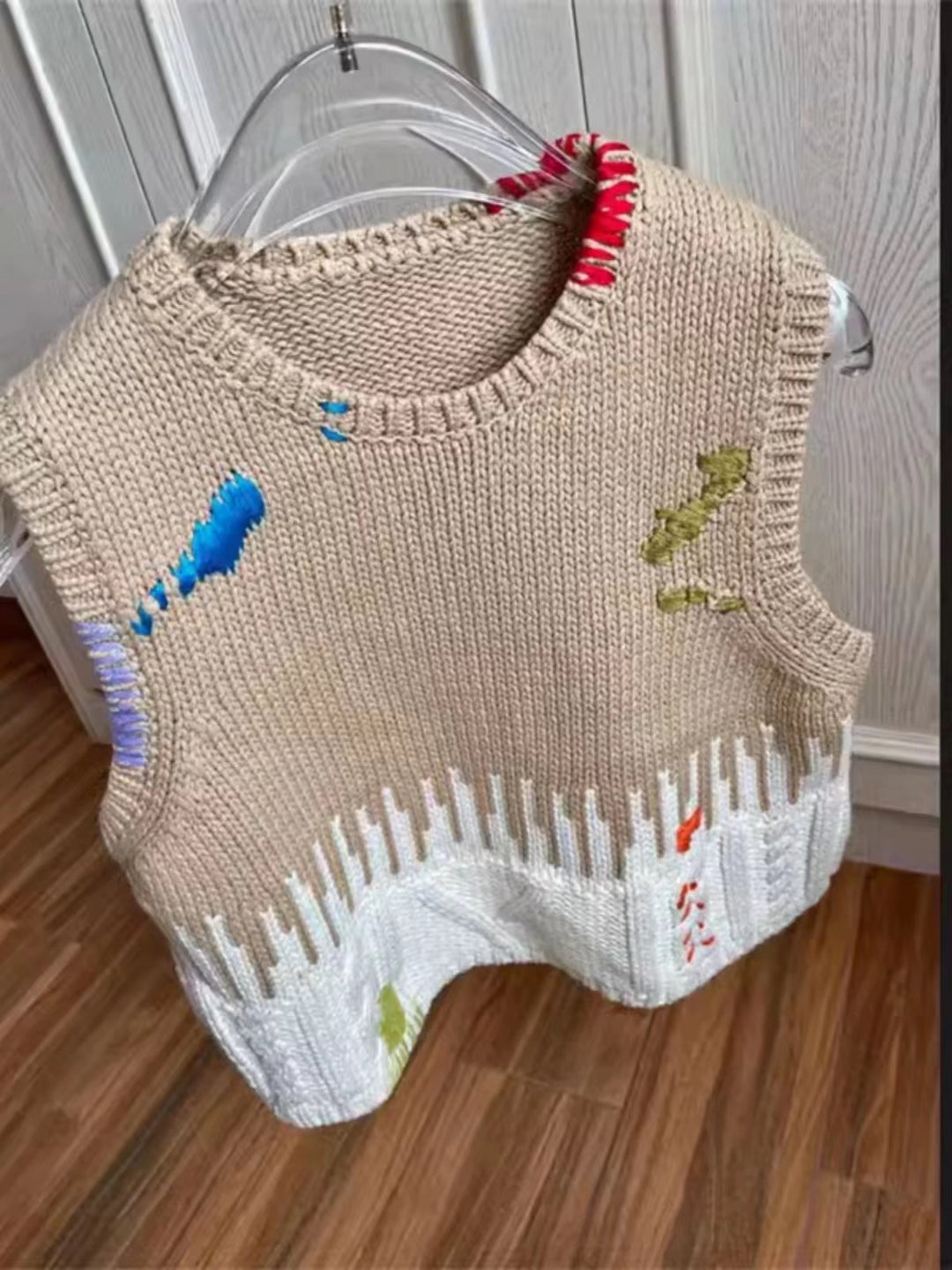Dame strikket ærmeløs top med kunstnerisk design og farverige broderier Stilla