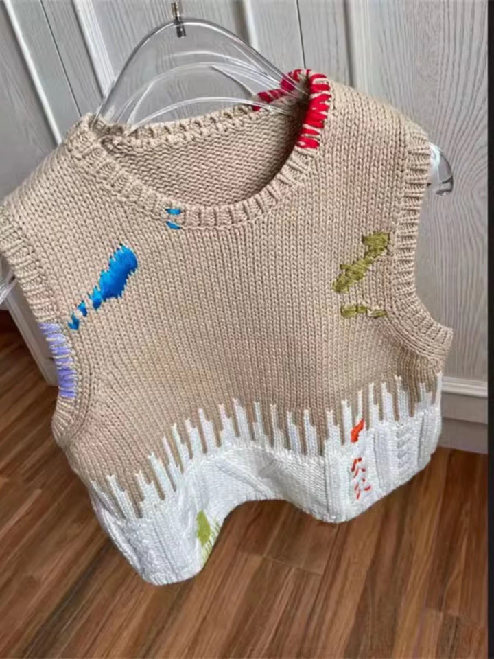 Dame strikket ærmeløs top med kunstnerisk design og farverige broderier Stilla
