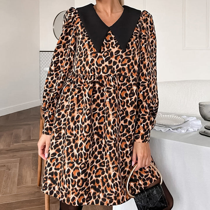 Damekjole med leopardmønster og elegant krave Stilla