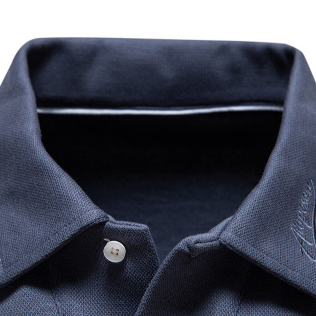 Herrer langærmet polo shirt med åben V-hals, smal pasform og tone-i-tone kravebroderi Skovae