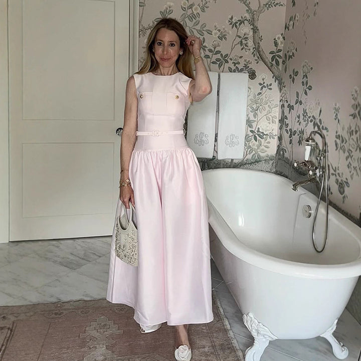 Dame Maxikjole med elegant taljebånd og asymmetrisk kant Stilla