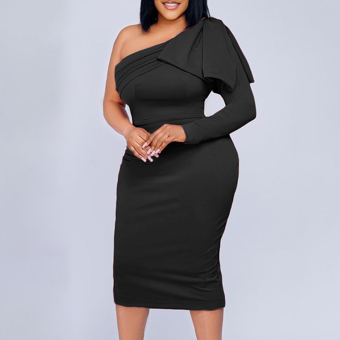 Dame pencil dress med asymmetrisk design og elegant drapering Stilla