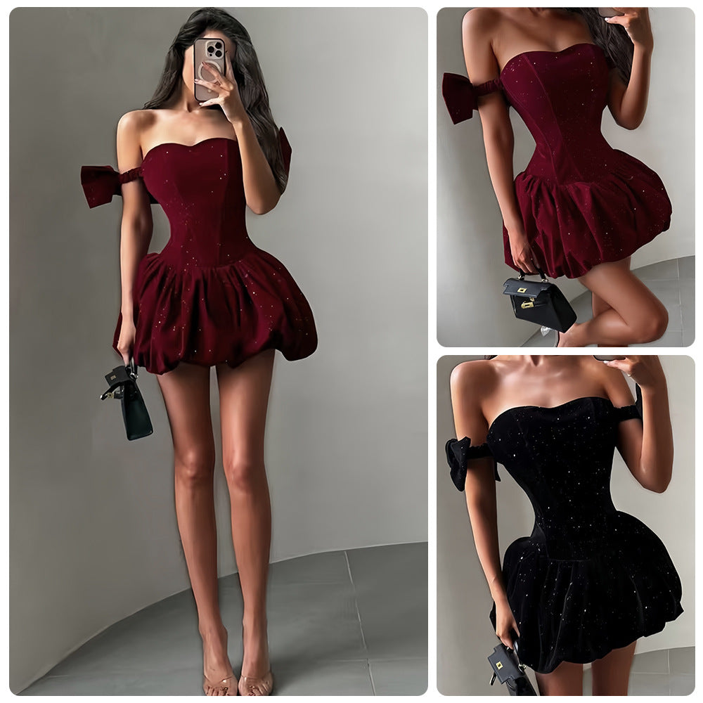 Kvindernes glitrende cocktailkjole med off-the-shoulder design og voluminøs skirt