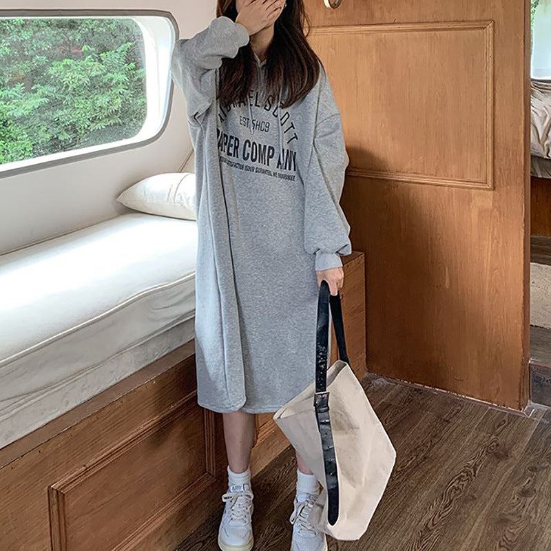 Dame hoodie kjole med moderne logo print og afslappet snit