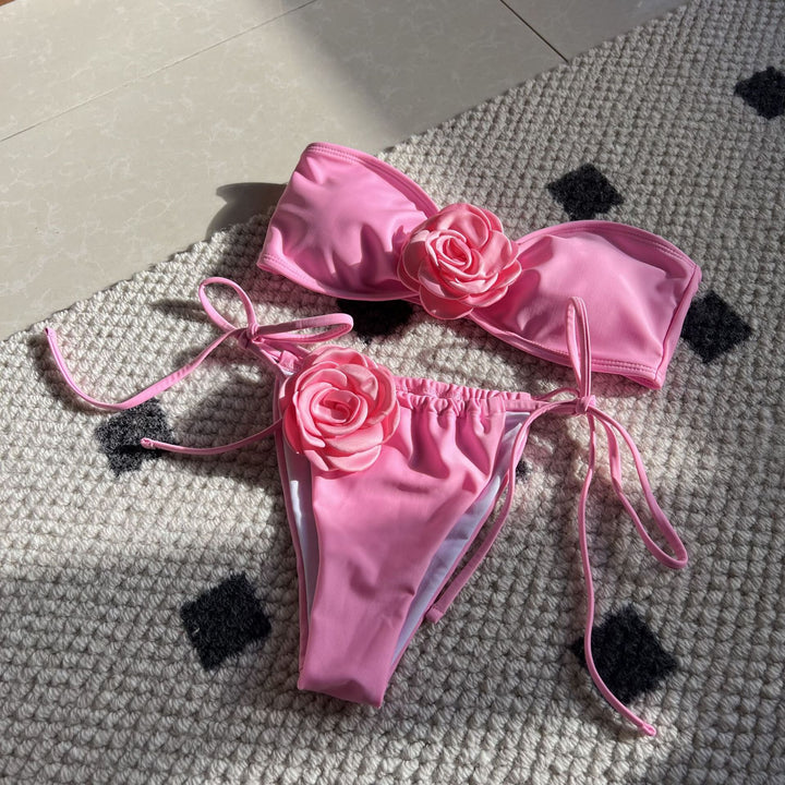 Dame bikini-sæt med elegante blomsterapplikationer Stilla
